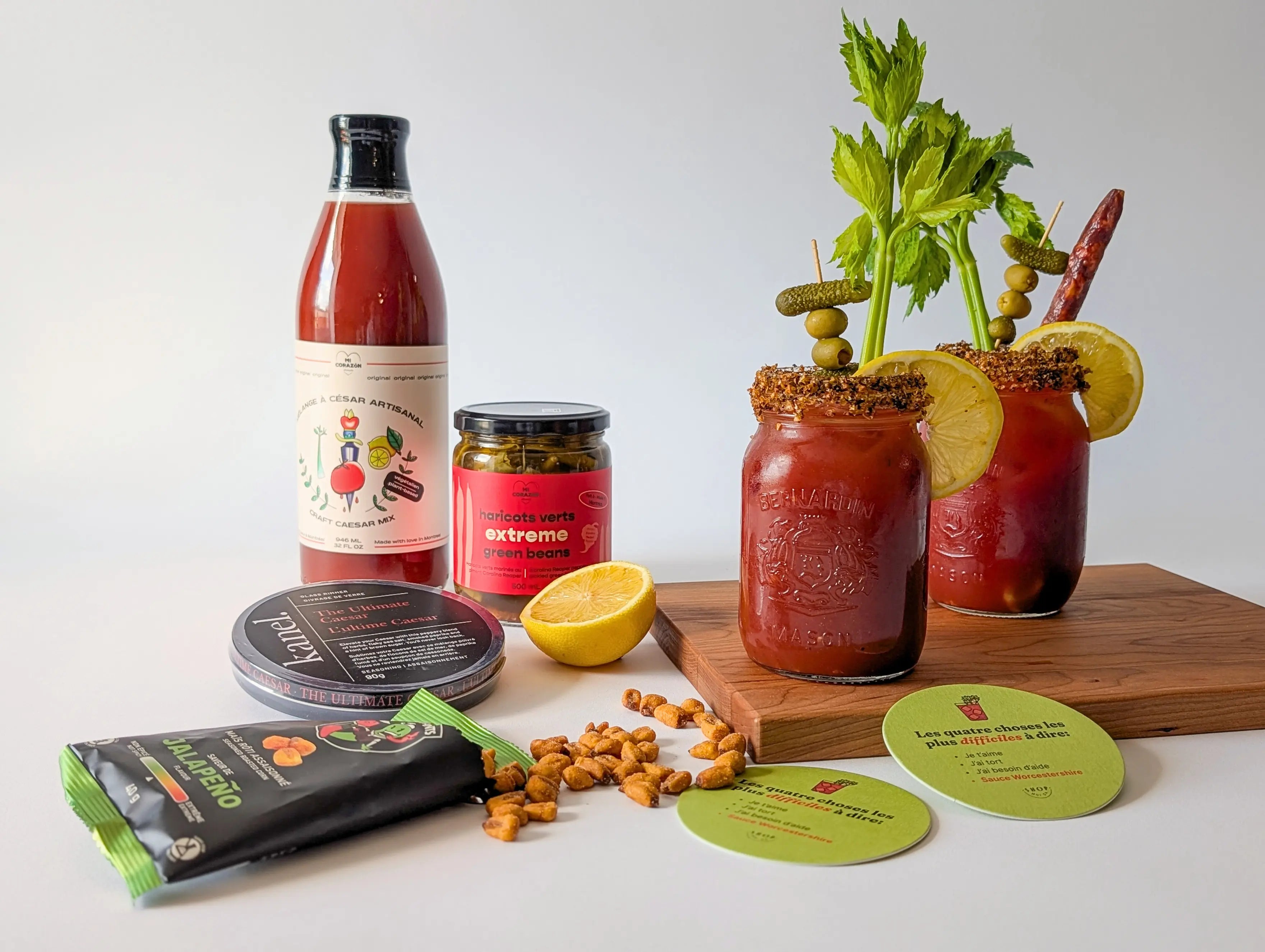 Cocktails Bloody César maison avec mélange Mi Corazon, givrage Kanel et garnitures épicées