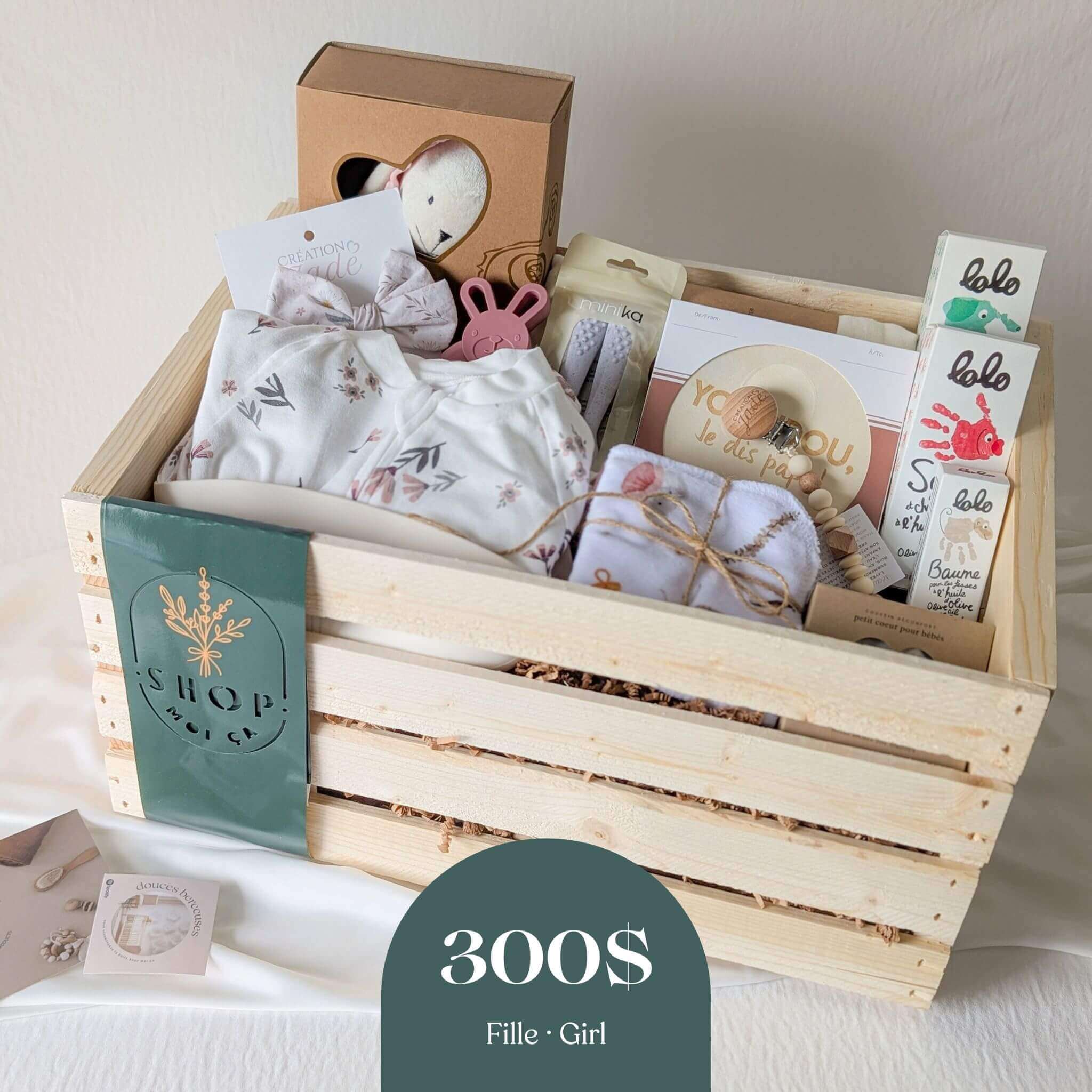 Coffret cadeau naissance fille 300$ en caisse de bois avec vêtements, soins Lolo et accessoires bébé produits locaux