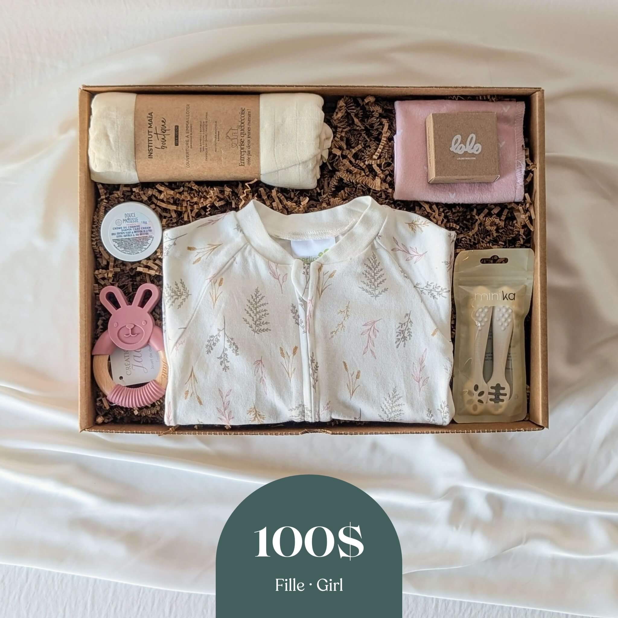 Boîte naissance fille avec pyjama, couverture, jouet et soins doux produits québécois 100 $