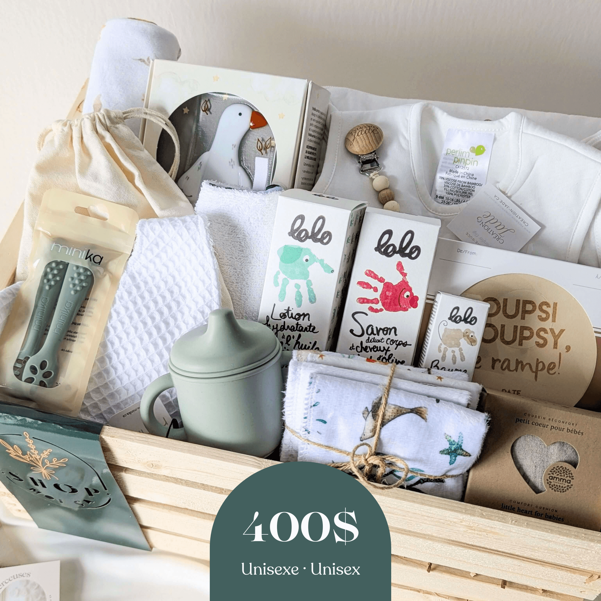 Boîte cadeau naissance unisexe 400$ en caisse bois avec soins Lolo, gobelet silicone et essentiels bébé
