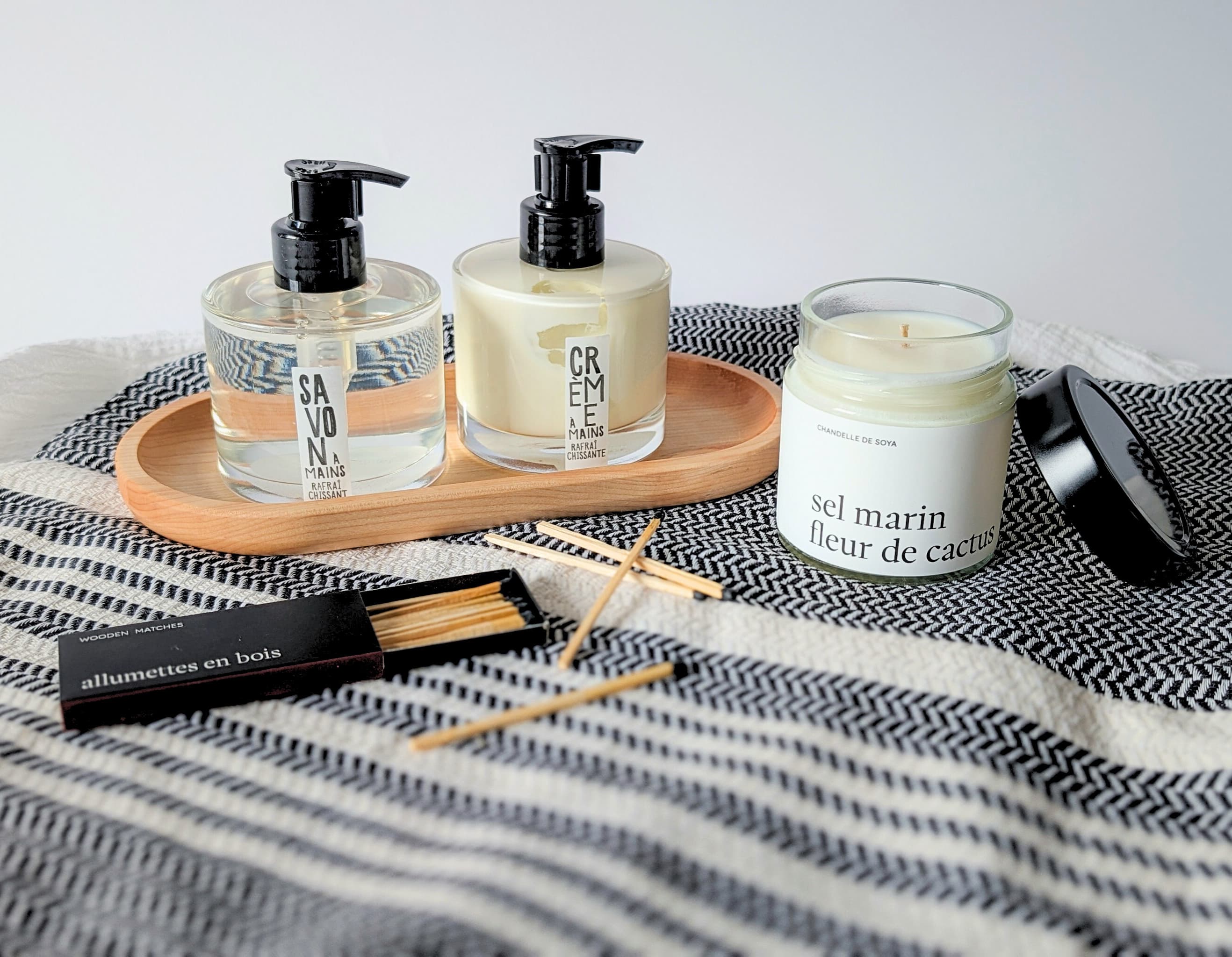 Ensemble Savon et crème La Belle Excuse avec chandelle Marée et serviette turque Pokoloko pour cadeau pendaison de crémaillère